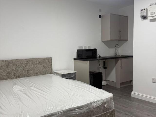 Furnished Self Contained Studio in B42 2LF – £750