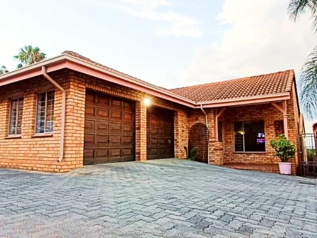 Furnished Silverton Sanctuary: Modern Townhouse Rental Awaits!