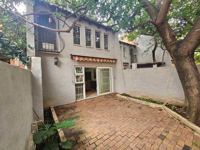 Furnished, spacious 2 Bedroom Duplex Apartment in Villa La Mancha Complex in Brooklyn. Ideal for Students and small families!
