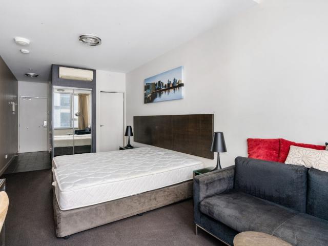 Furnished Studio Apartment in the Heart of Melbourne – Move In Ready!