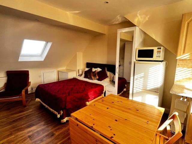 Furnished Studio Bills Included 5 Min from Tube
