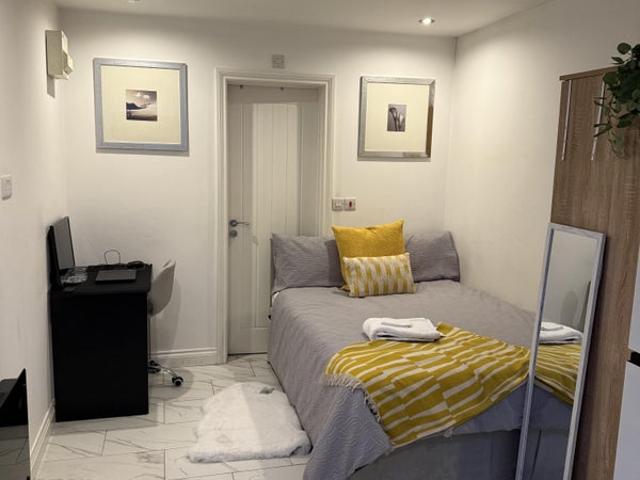 Furnished Studio Flat Bills Included Lei