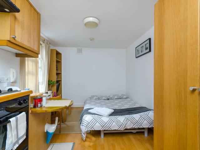 Furnished studio flat in West Kensington, Zone 2