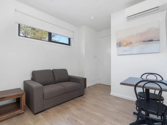 Furnished Studio Room, with Courtyard Available now