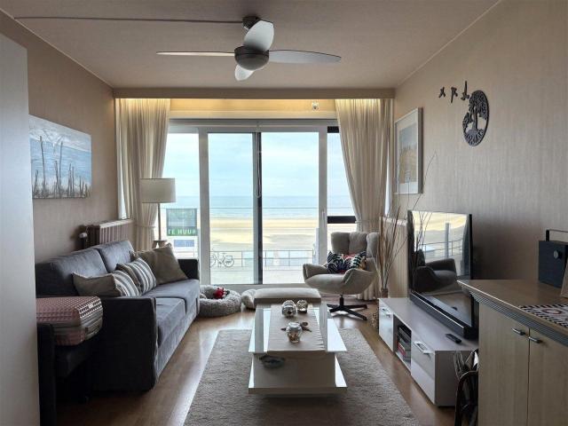 Furnished studio with a direct ocean view
