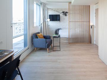 Furnished studio with large balcony, rooftop, garden, gym, home cinema, cleaning and maintenance services in a new residence