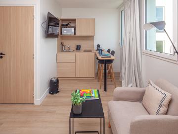 Furnished suite with alcove and garden view, rooftop, garden, gym, home cinema, cleaning and maintenance services in a new residence