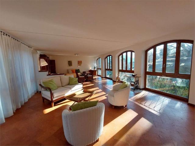 Furnished penthouse flat to let in Montagnola with lake views