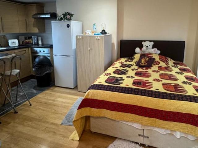 Furnished penthouse studio in warm flat