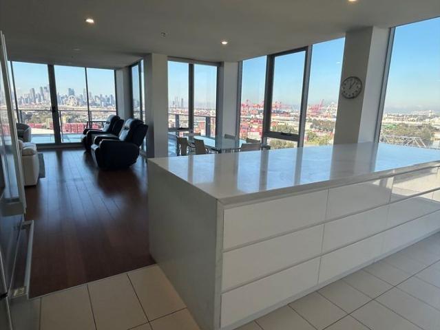 Penthouse Style Living With Amazing Views Towards the CBD!