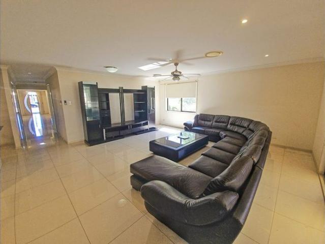 Furnished Private Bedrooms Available in A Luxurious House Near Quakers Hill Station! Shared House