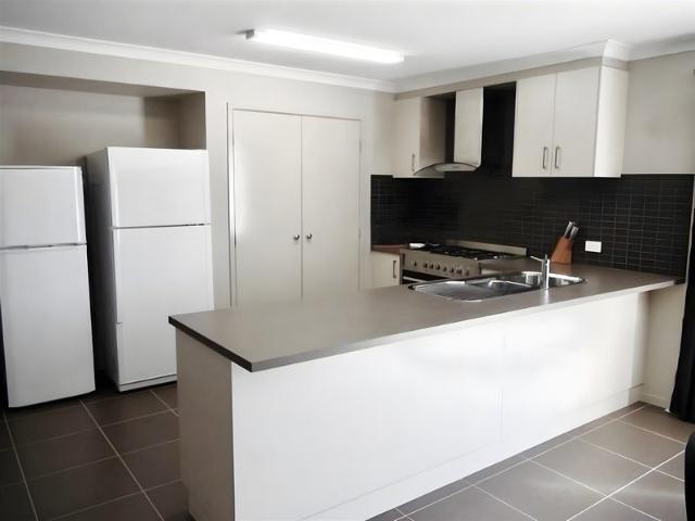 Furnished Room with Car Space All Bills Included $200/week Near Deakin University