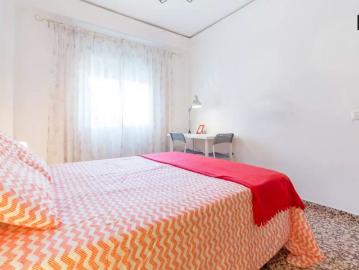 Furnished room with desk in shared apartment, Jesus