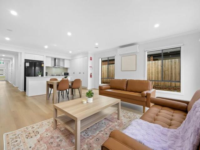 Furnished Room With Ensuite Utilities Included