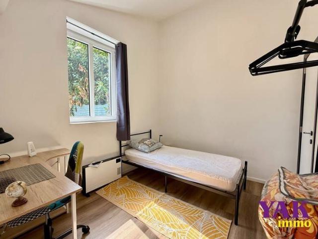 Furnished room with private shower room