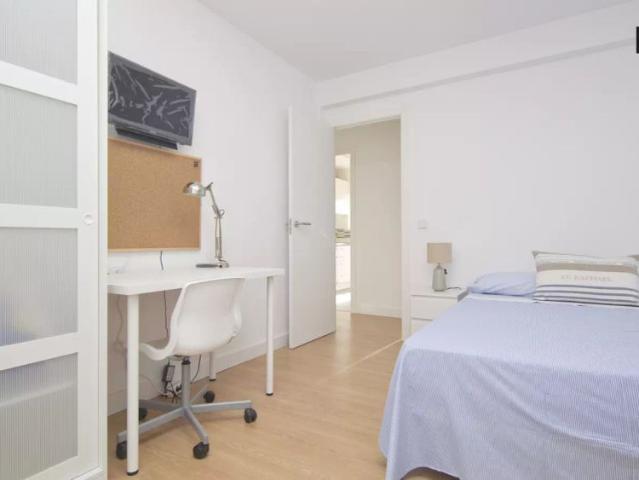 Furnished room with window with street view in 4 bedroom apartment, Carabanchel