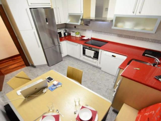 Furnished room in 4 bedroom apartment in Bilbao