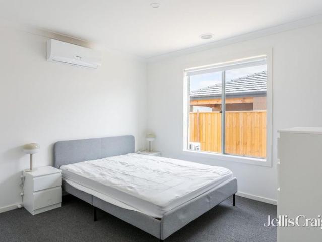 Furnished room in share house with utilities included!