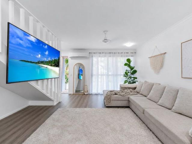 FURNISHED & RENOVATED COASTAL TOWNHOUSE – WALK TO CANNONVALE BEACH