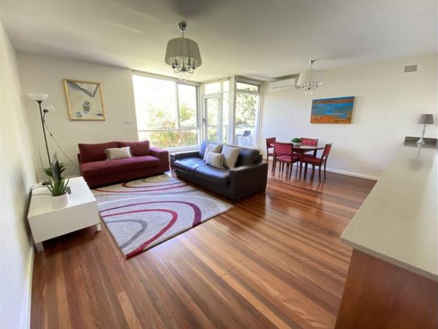 Furnished renovated Executive apartment, 150 m to Wollstoncraft station, 5km to CBD