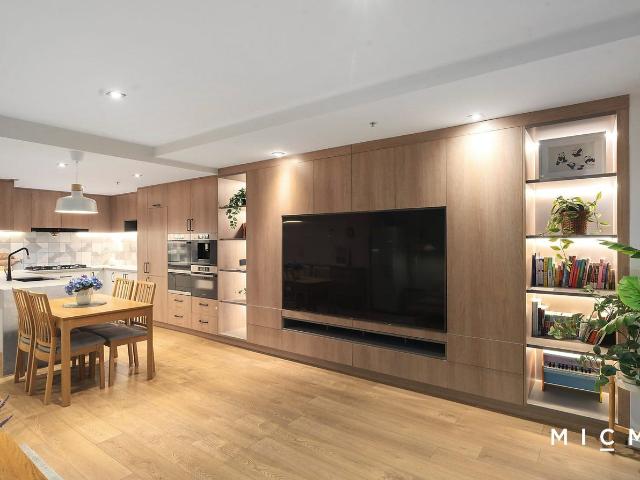 FURNISHED RENOVATED FLOORBOARD TWO BEDROOM ONE CARPARK APARTMENT LOCATED IN EIFFEL TOWER MELBOURNE CBD !