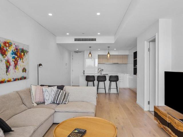 Furnished Riverside Apartment with Spectacular River & Stadium Views