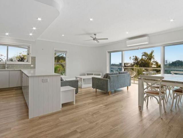 Furnished Waterfront 3‑Bedroom Apartment in Broadbeach Waters