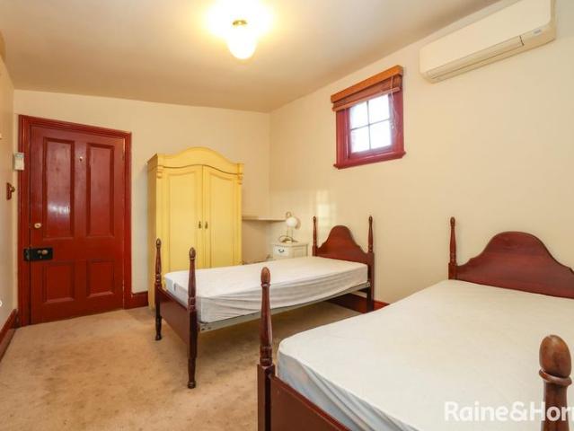 FURNISHED TOWN HOUSE CLOSE TO THE CBD Available Now!