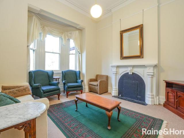 FURNISHED TOWN HOUSE CLOSE TO THE CBD Available Now!