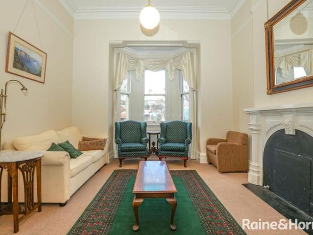 FURNISHED TOWN HOUSE CLOSE TO THE CBD Available Now!