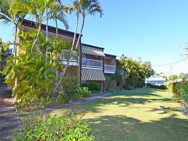 FURNISHED TOWNHOUSE CLOSE WALK TO BEACH, SCHOOLS & SHOPS