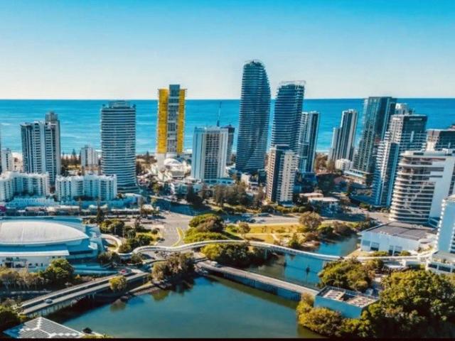Furnished Townhouse in Broadbeach Waters Spectacular Location!