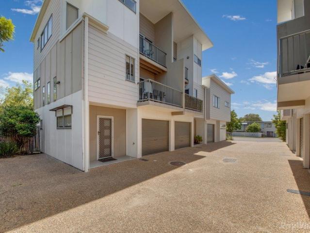 FURNISHED TOWNHOUSE PREMIUM LOCATION & FINISHES!