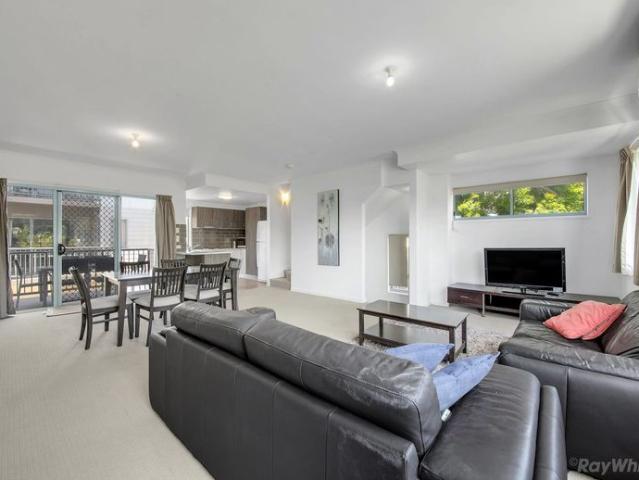 FURNISHED TOWNHOUSE PREMIUM LOCATION & FINISHES!