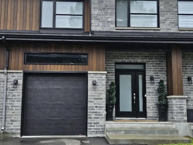 Furnished Townhouse, very cozy and well appointed, safe area, 30 minutes to YUL