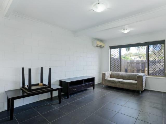TOWNHOUSE WITH LARGE COURTYARD!