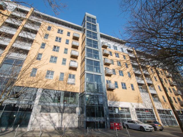 Furnished top floor apartment with fantastic panoramic city views