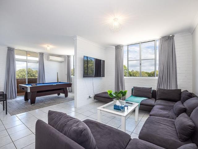 FURNISHED THREE BEDROOM APARTMENT WITH EXCLUSIVE USE ROOFTOP