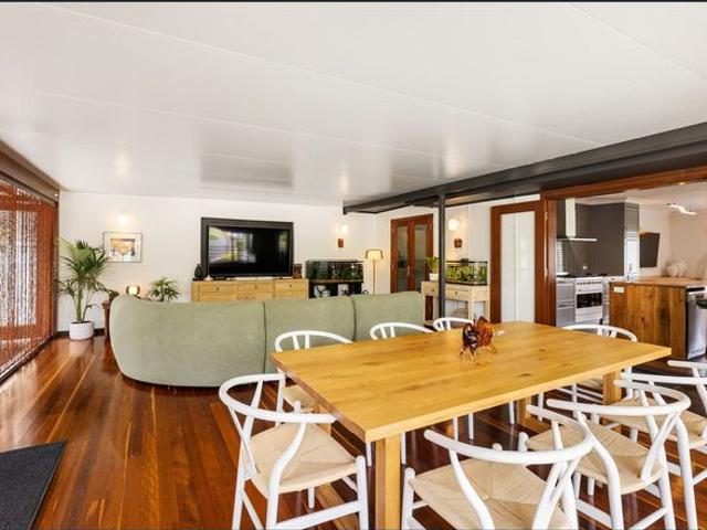 Furnished Three Bedroom Home 400m to the Beach!