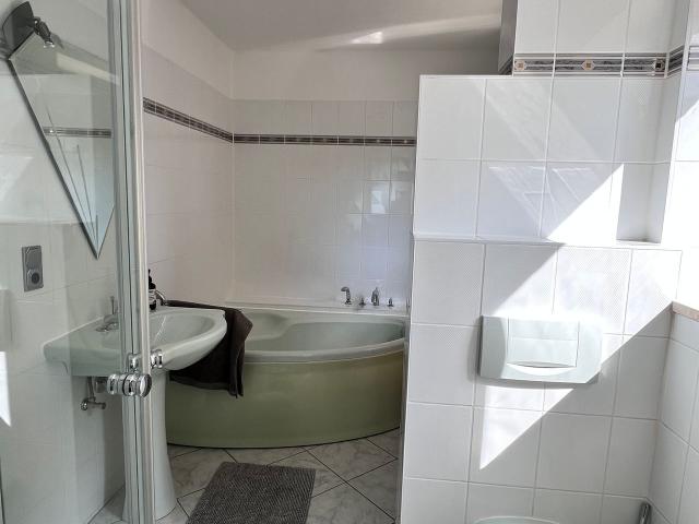 Furnished three rooms ground floor apartment with own garden directly at the Engl. garden and small river with whirlpool and fireplace, Munchen Amsterdam Apartments for Rent