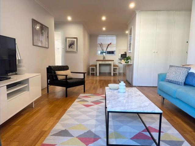 FURNISHED/POOL/PARKING Option/BBQ_5min walk to the Beach!