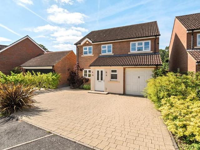 Furnival Close, Virginia Water GU25 4 bed detached house to rent £3,750 pcm £865 pw