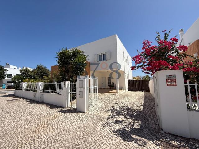 Fuseta: Moradia Contemporânea de 5 Quartos com Piscina Aquecida, Terraço no Rooftop e Vistas para a Ria Formosa