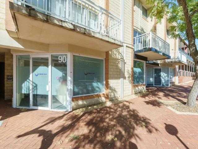 3 STOREY TOWNHOUSE / POTENTIAL INCOME 72,000 per year