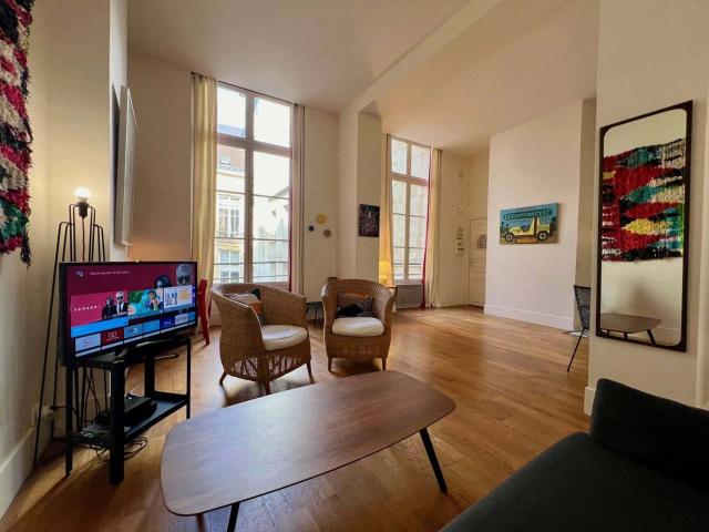 G03682 Spacieux appartement une chambre marais rambuteau