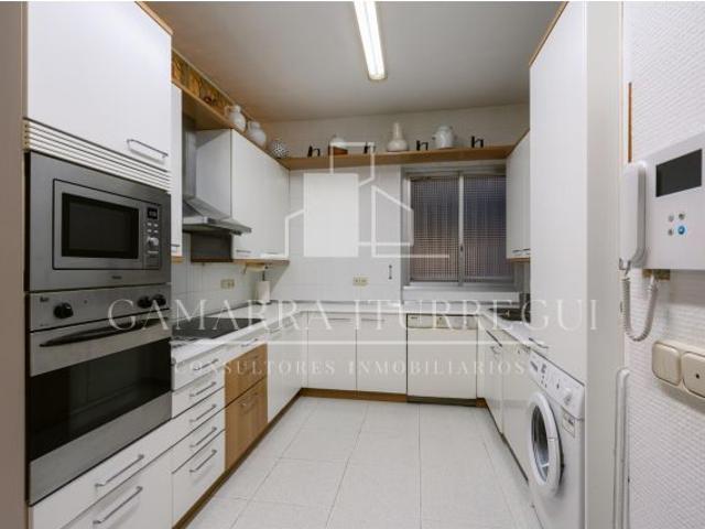 Gamarra Iturregui Consultores Inmobiliarios vende amplia vivienda de 170m2 con dos plazas de garaje