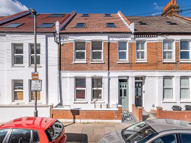 Gambole Road Tooting SW17 2 bed flat to rent £2,500 pcm £577 pw