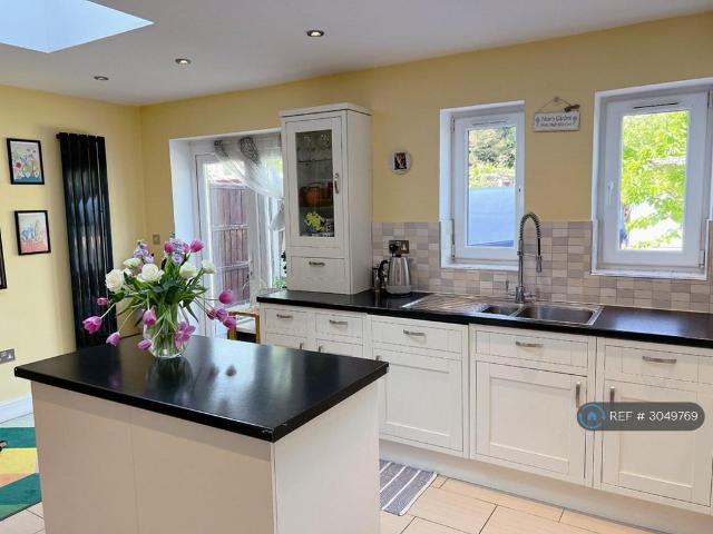 Gantshill Crescent, Ilford, IG2 4 bed terraced house to rent £2,800 pcm £646 pw