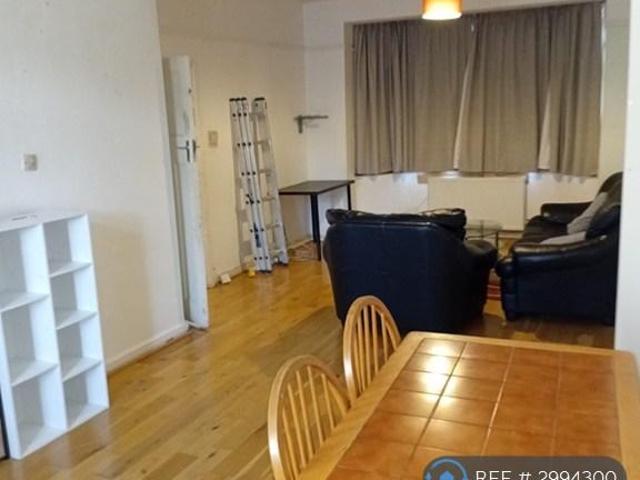 Gantshill Crescent, Ilford, IG2 3 bed terraced house to rent £2,400 pcm £554 pw