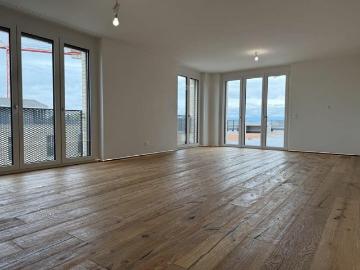 Ganz oben. Ganz frei. Ganz Zuhause exklusive 3.5 Zi. Attikawohnung in Berg